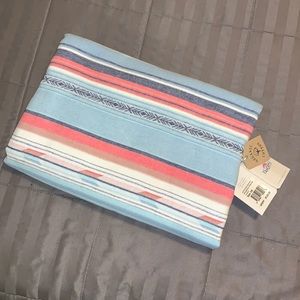 Beautiful New Faherty throw blanket. Beautiful colors. Organic cotton.💕